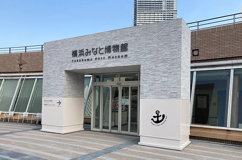 店舗の入口上部に設置した場合